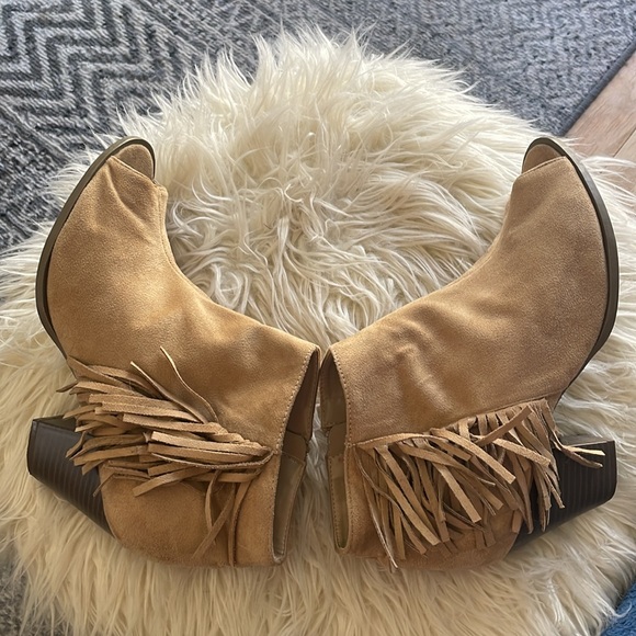 Camel colored fringe booties - Picture 7 of 9